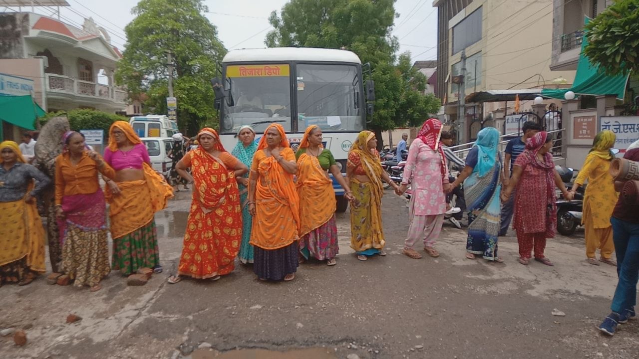 अलवर के बस स्टैंड रोड पर पानी की समस्या को लेकर...
