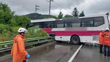 빗길에 영동고속도로 버스·승용차 추돌...5명 다쳐 / YTN