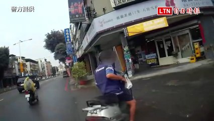 隔空點穴？台中男28日騎機車買中餐 瞬間定格「石化」疑中風（警方提供）