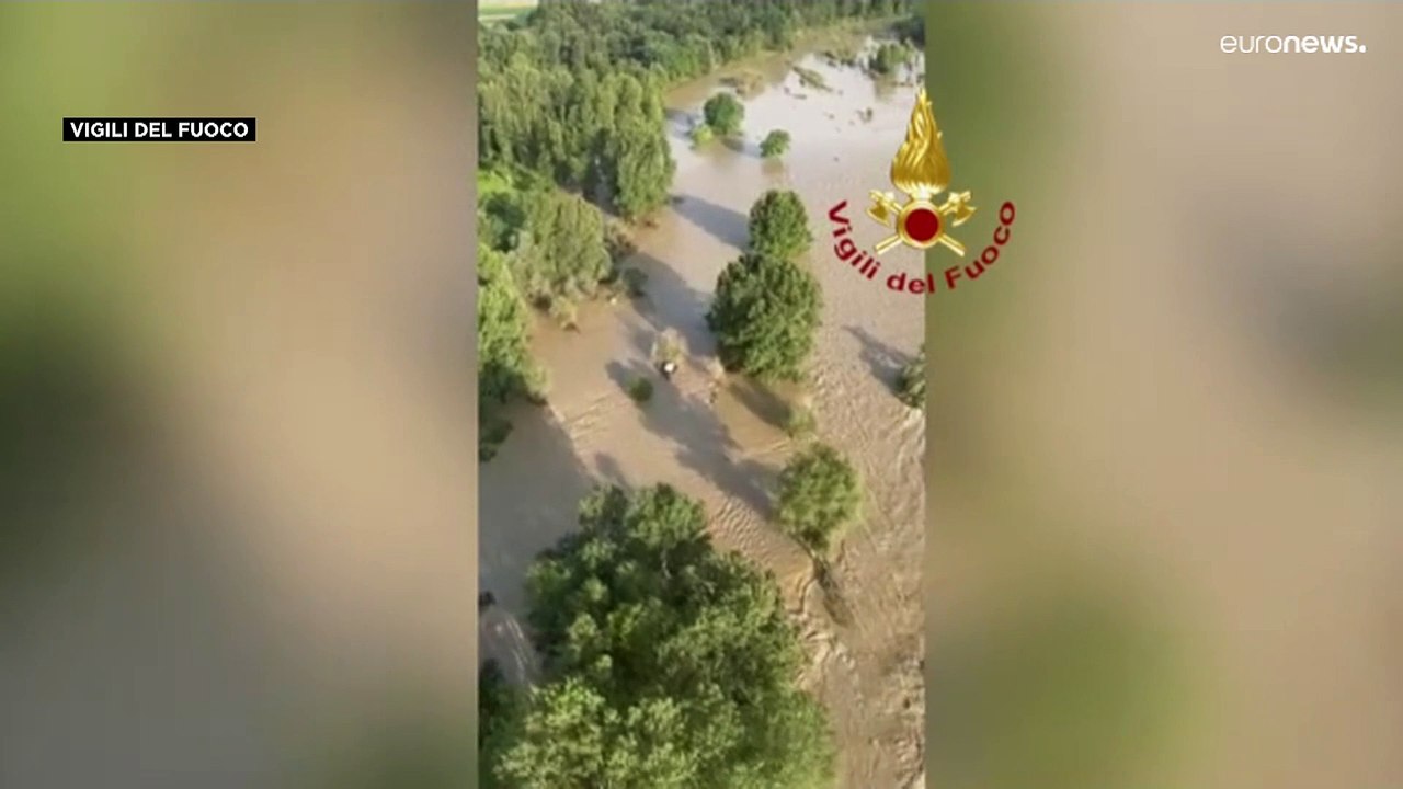 شاهد: فيضانات قوية تسببت في انهيارات أرضية وطين...