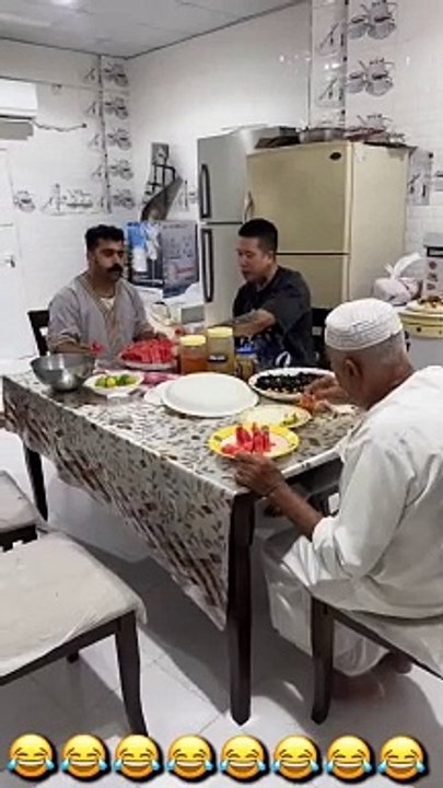 ضرب باب الثلاجة على رأسه