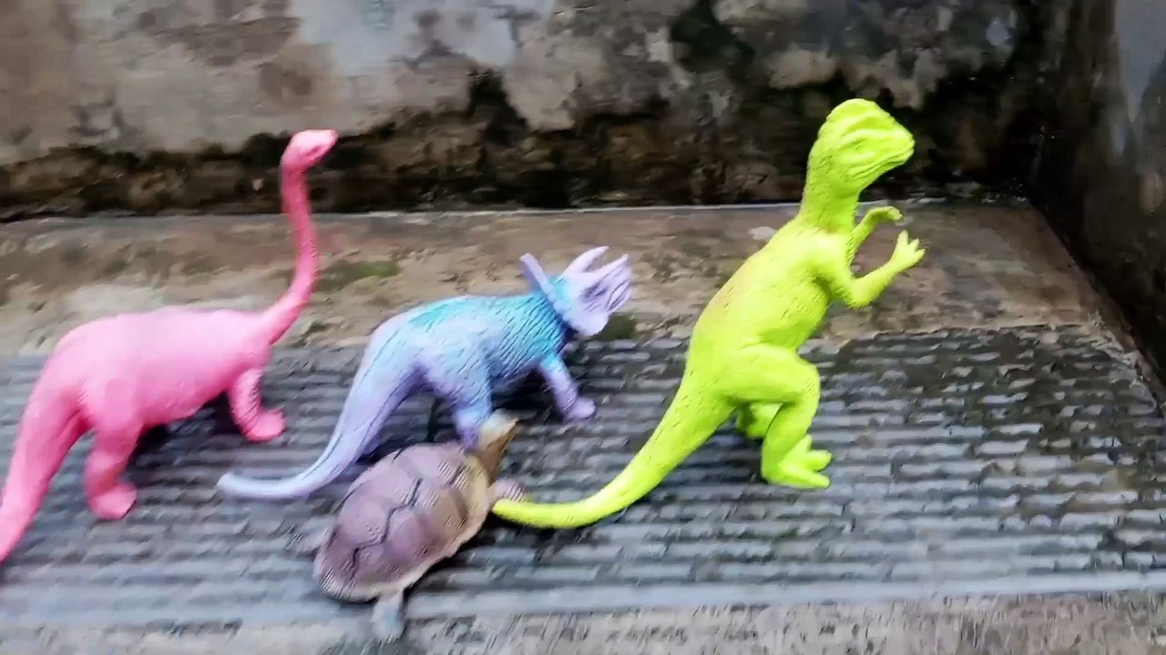 Mainan Anak ❗❗ Berburu Mainan Dinosaurus Anak di Sungai Berlumpur