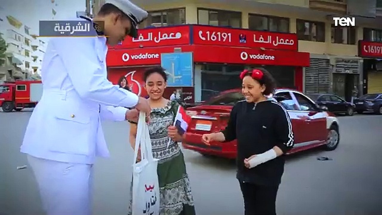 الداخلية تشارك المواطنين الإحتفال بذكرى ثورة ٣٠ يونيو وتوزع الهدايا عليهم ابتهاجاً بتلك المناسبة