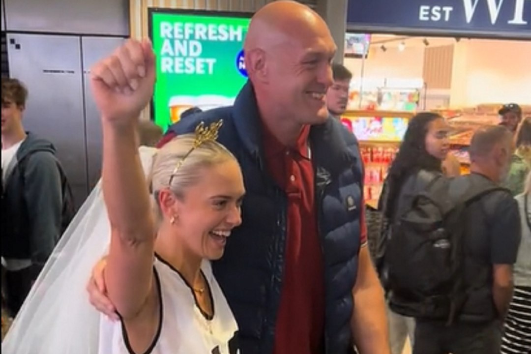 Tyson Fury se suma a una despedida de soltera con un sexy movimiento de caderas