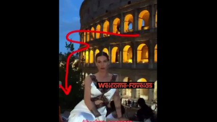 Turista si mette in posa davanti al Colosseo, ma la borsetta prende il volo