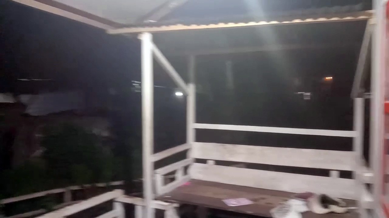 DEPAN RUMAH BANYAK HANTU