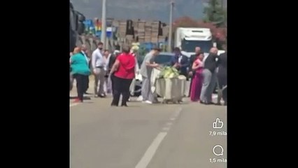 Скачать видео: Sarno, banchetto nuziale in mezzo alla strada: traffico paralizzato