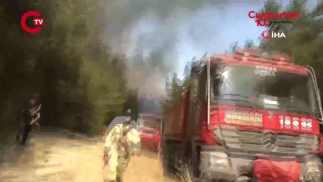 Yangına müdahale eden ekipler alevlerin içinde kaldı