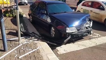Kadett colide contra Gol na Avenida Brasil