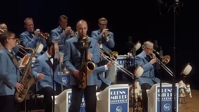 Moonlight Serenade-In The Mood (Live) - The Glenn Miller Orchestra