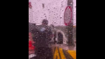 요금소 차량 전도 사고...한 때 하이패스 차로 차단 / YTN