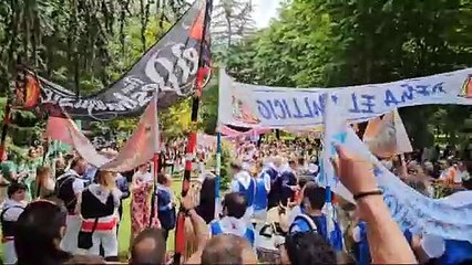 Las peñas de San Juan reciben a las autoridades en el Domingo de Calderas