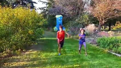 Heidi dan Zidane bermain mainan tiup besar _ Kegiatan luar ruangan yang meny_High