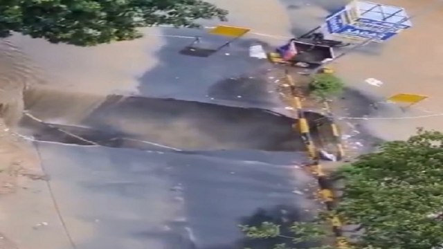 अहमदाबाद के शेला इलाके में देखते ही देेखते सड़क में पड़ा महाकाय गड्ढा