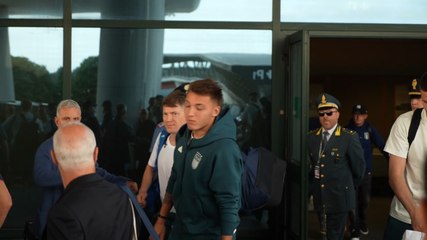 Facce scure, abbracci e qualche selfie: l’arrivo degli Azzurri a Malpensa