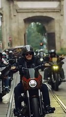 Max Pezzali in piazza Duomo a Milano con le Harley