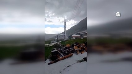 Ovit Dağı'na haziranın son gününde kar yağdı
