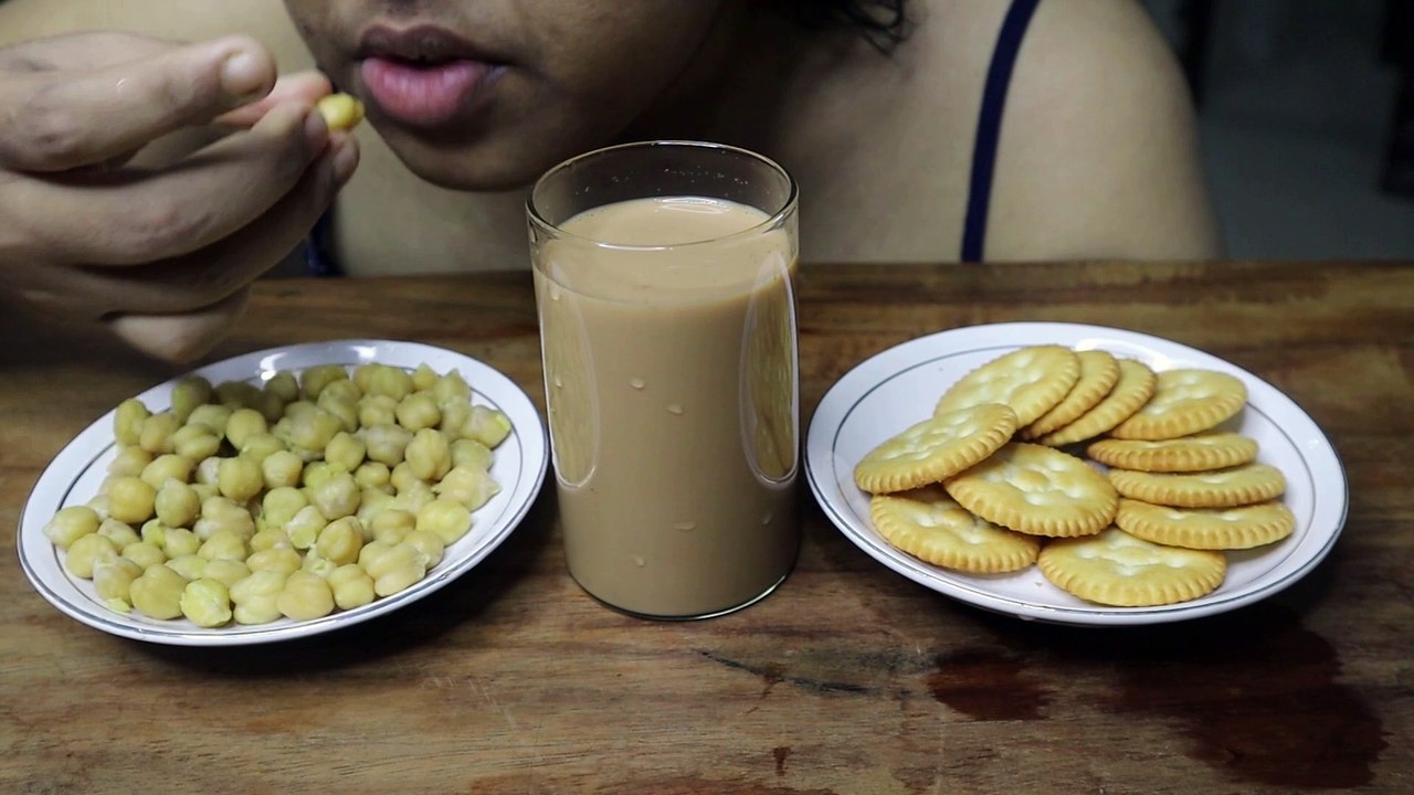 EATING BOILED CHICKPEAS, TEA, MONACO BISCUITS | MUKBANG
