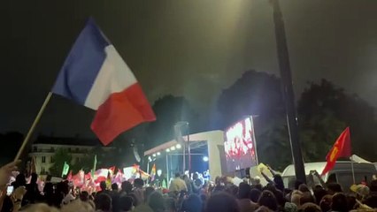 Los manifestantes gritan "Resistencia" ante el avance de los ultras en París