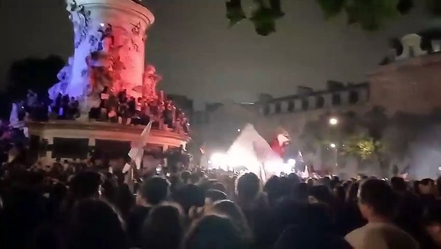 Elezioni in Francia, la festa a Parigi