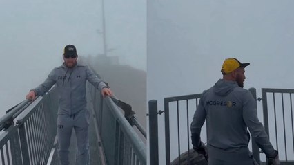 Conor McGregor sorprende al cruzar un peligroso puente en medio de los Alpes en Suiza