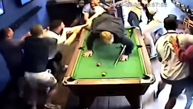 Aficionados ingleses en un billar luego del gol de Bellingham contra Eslovakia en la euro 2024