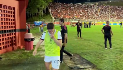 Atacante do Vitória comenta lesão sofrida no início da partida contra o Furacão; assista