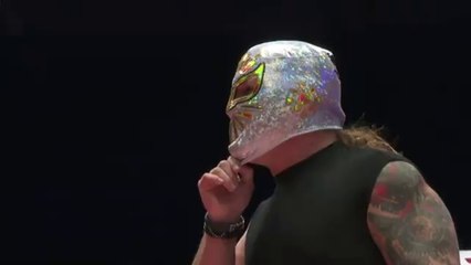 Chris Jericho invade el CMLL y golpea a Místico