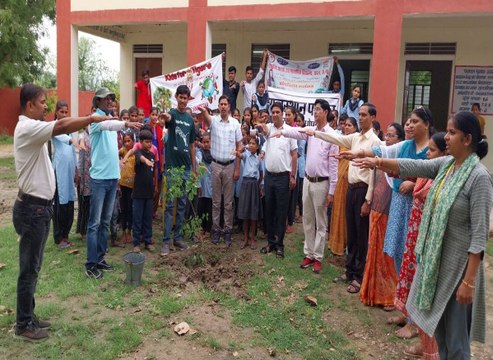 स्कूली बच्चों व ग्रामीणों ने ली नियमित पौधे लगाने की शपथ