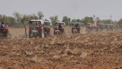 नागौर के इस गांव में एक साथ जुताई करने जुटे 100 से अ​धिक ट्रैक्टर