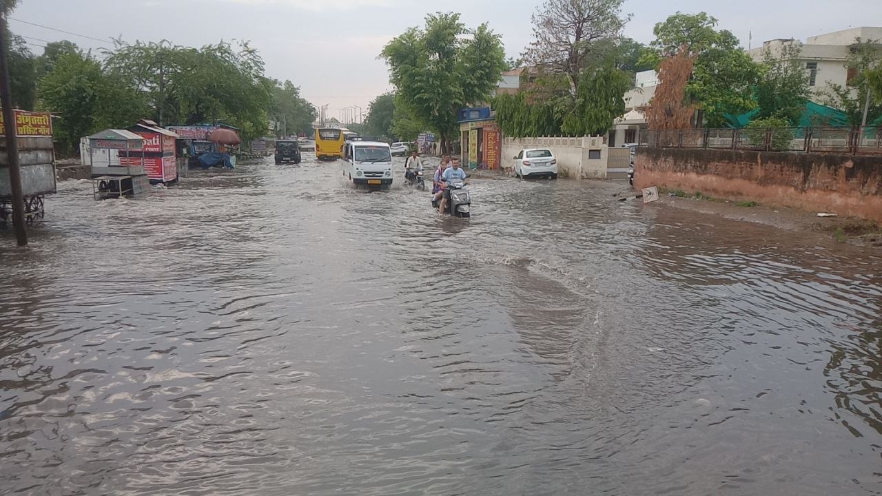 बारिश के बाद निगम की खुली पोल, जगह-जगह पानी भरने से लोग हो रहे परेशान