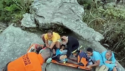 De helicóptero, bombeiros resgatam turista francês que se acidentou em trilha na Bahia; assista
