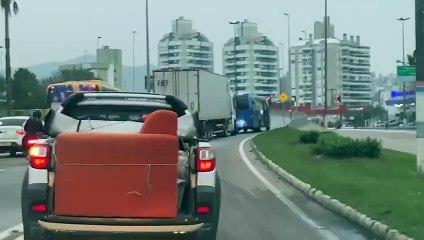 Acidente entre caminhão e ônibus trava trânsito no horário de pico em Florianópolis