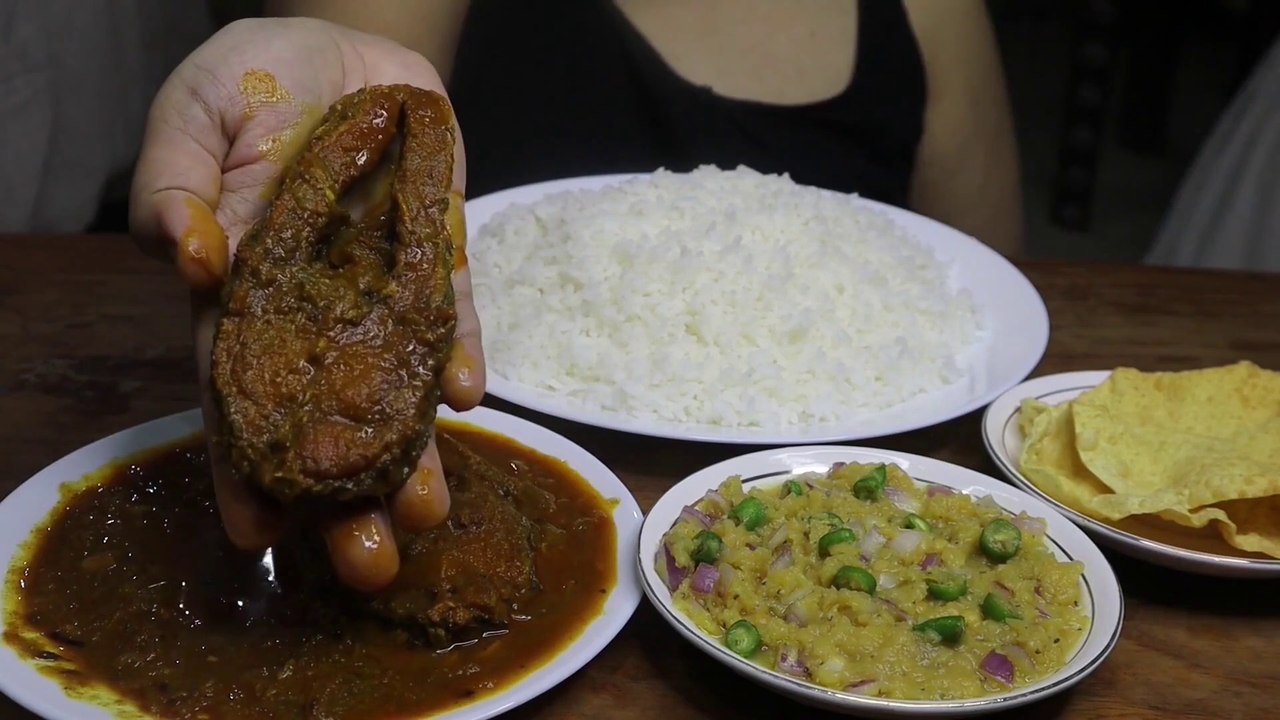 EATING WHITE RICE, FISH CURRY, MASOOR DAL BHARTA, PAPPAD FRY | MUKBANG