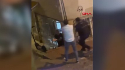 Скачать видео: Fatih'te hareketli saatler; kimlik kontrolünde polise ateş açan şüpheli böyle yakalandı