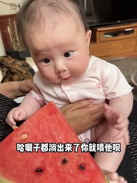 Cute baby - Bayi lucu berusia 5 bulan itu melihat semangka untuk pertama kalinya dan sangat gembira hingga matanya berbinar dan dia tertawa terbahak-bahak