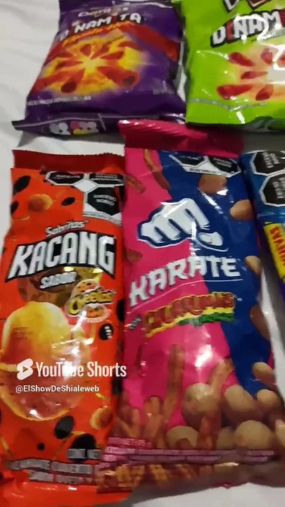 Mi #Gato pernanca entre botanas #shorts #gatito #peludo #amigo #animales #mascotas #felino #pet