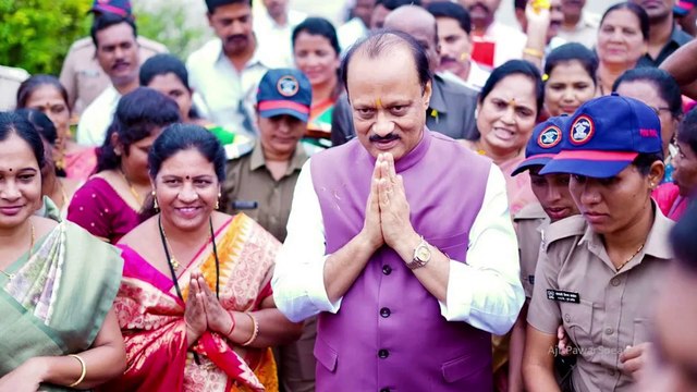 अजित पवारांचा फोटो झाकतानाचा व्हिज्युअल्स मधला ग्रॅब, पुढे शिंदे आणि अजित पवार