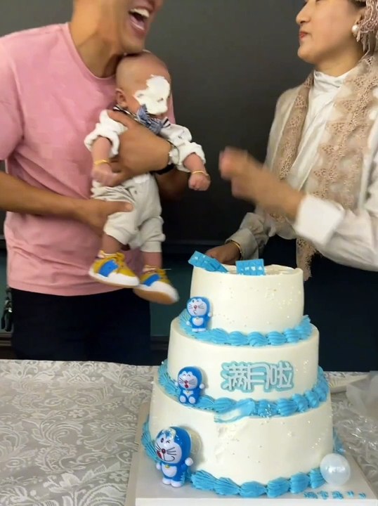 Cute baby - bayi lucu itu menjatuhkan wajahnya ke kue ulang tahun di depannya