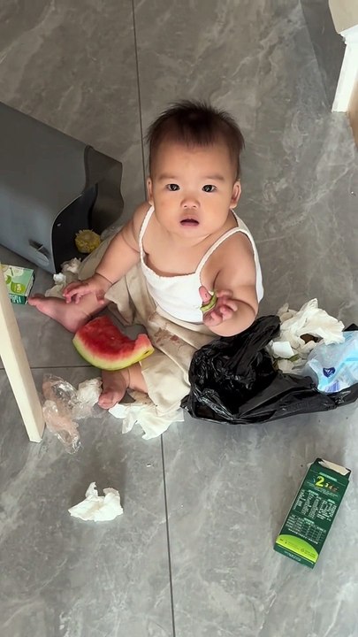 Cute baby - Bayi lucu itu mengobrak-abrik tempat sampah dan ditakuti oleh ayahnya