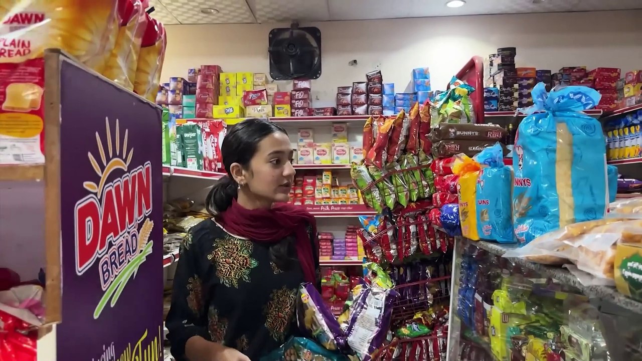 Iqreeb Ne Graduation Ka Gift Dia-Mystery Box ki Unboxing-Sistrology