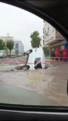İzmir'de yağıştan etkilenen yol çöktü: Bir araç çukura düştü
