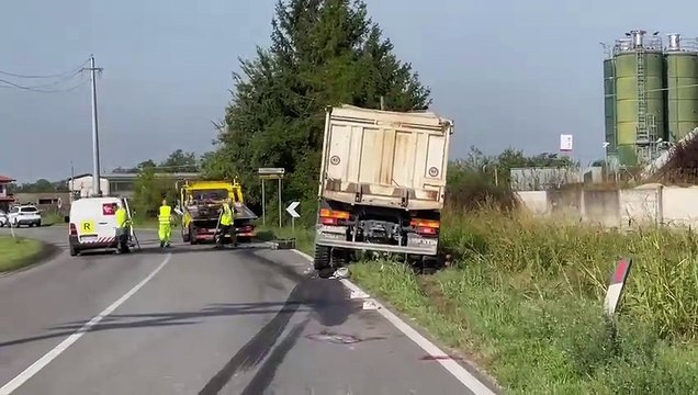 Incidente a Lainate, moto contro camion: morto centauro