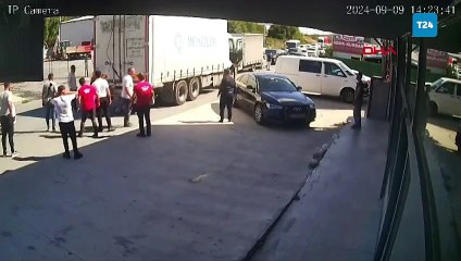Şoför arızayı gidermek için altına girdiği TIR hareket edince hayatını kaybetti