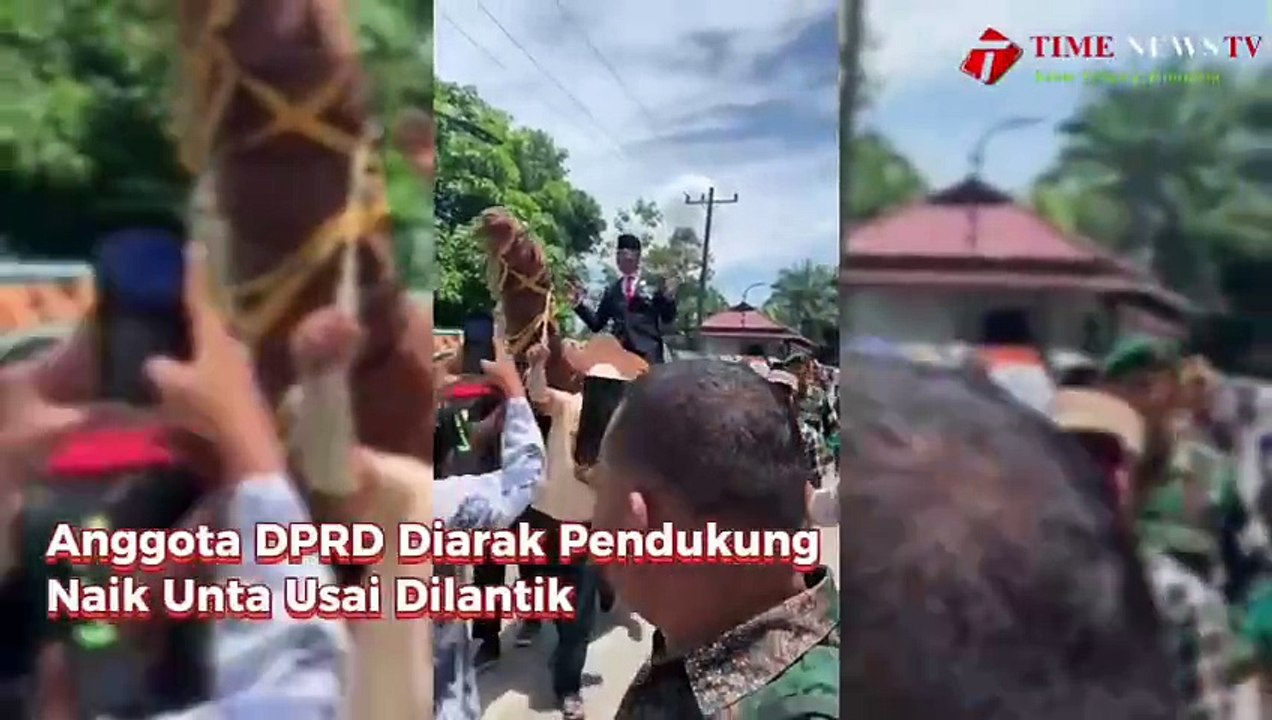 Anggota DPRD Diarak Pendukung Naik Unta Usai Dilantik