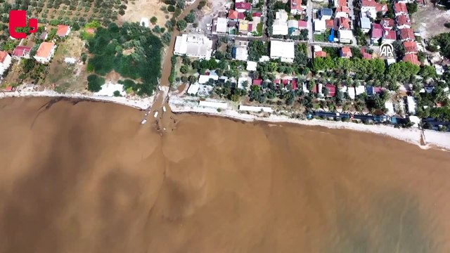 İzmir'de sel felaketi: Evleri su bastı, yollar çöktü