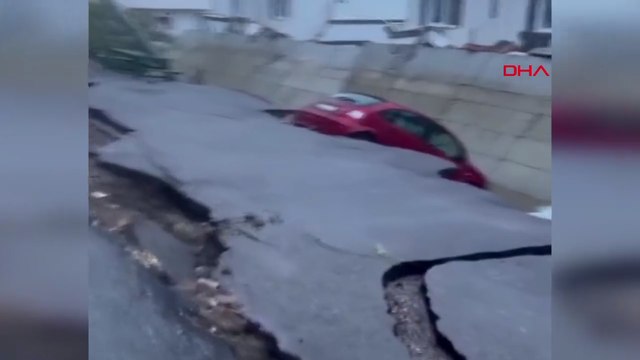 İzmir’de kuvvetli sağanak! İstinat duvarı çöktü, yollar suyla doldu
