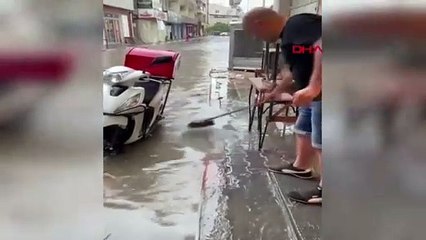 Sağanak yağışlar İzmir'i vurdu: Araçlar denize sürüklendi