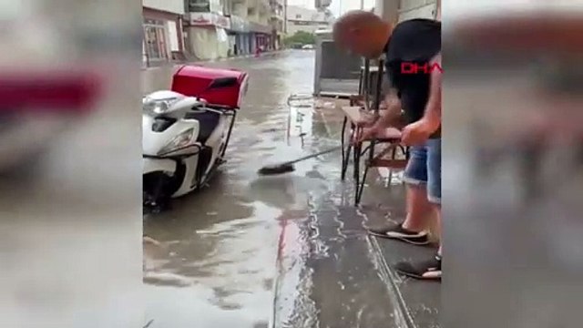 Sağanak yağışlar İzmir'i vurdu: Araçlar denize sürüklendi