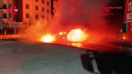 Batman'da panik anları Park halindeki 3 araç yandı